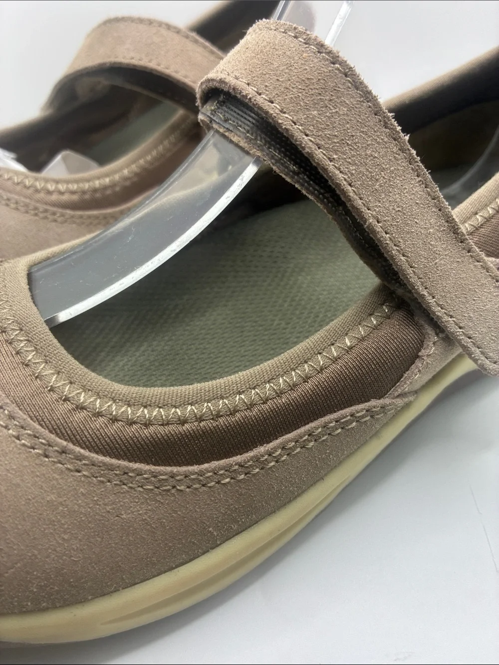 LANDS END WOMANS TAN MARY JANE STYLE SHOES / SIZE 6B SUEDE LEATHER/ STITCH DESIG